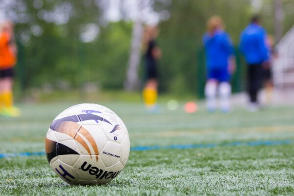 Fotboll på konstgräs.