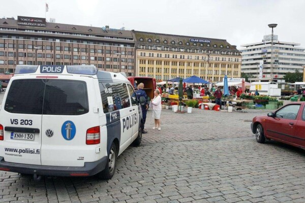 polisbil på ett torg