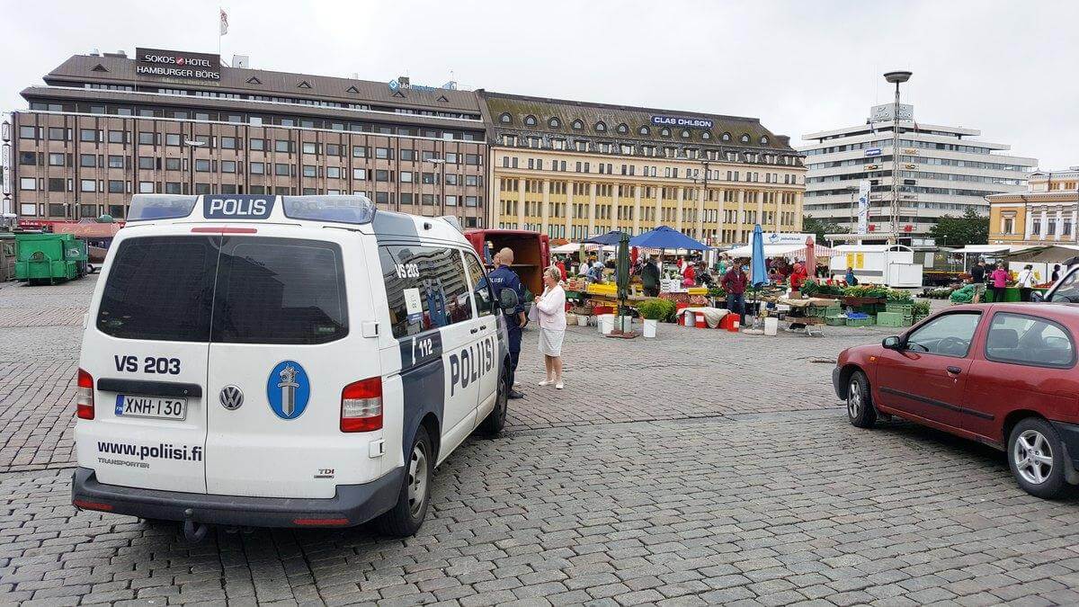 polisbil på ett torg