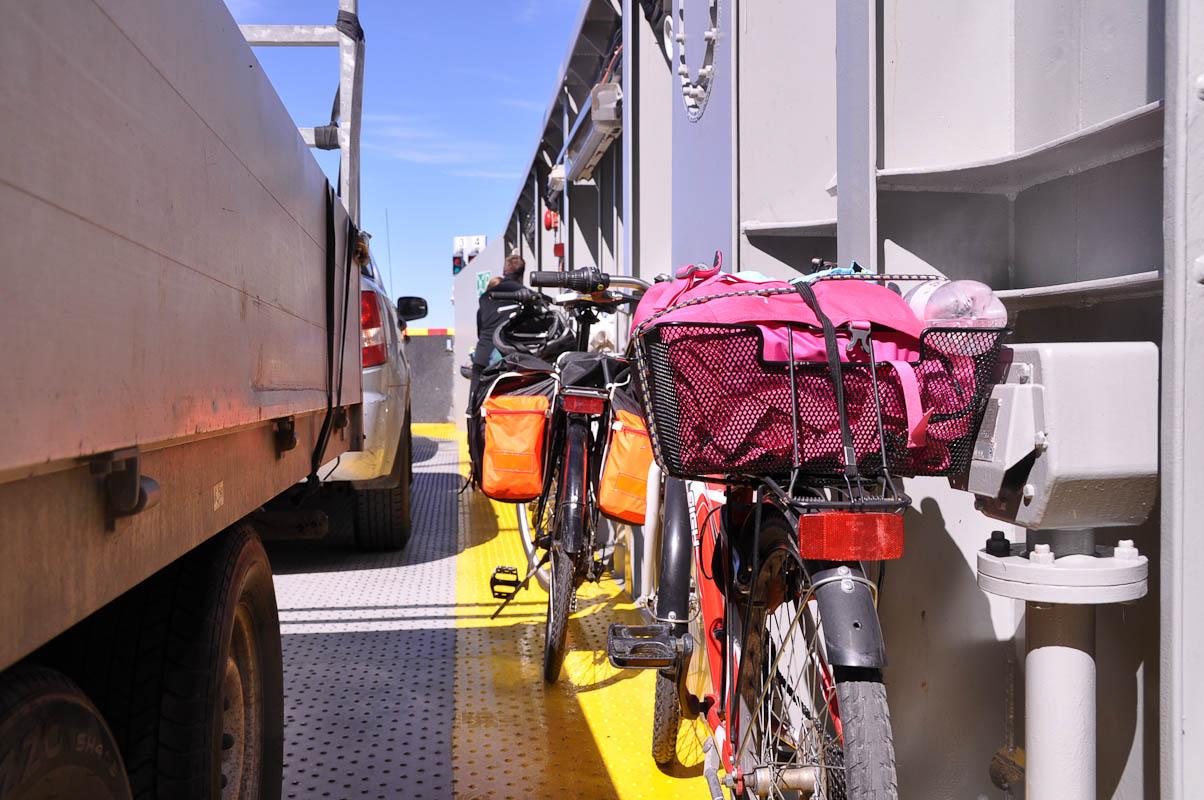 Cyklar med packning ombord på färja.