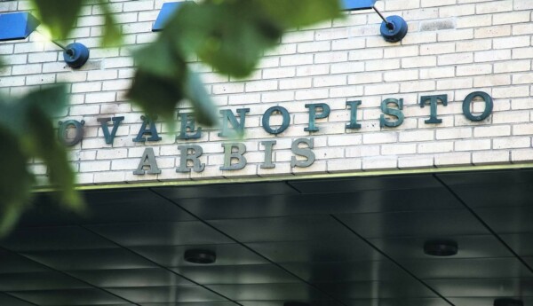 Skylt med texten "työväenopisto arbis"