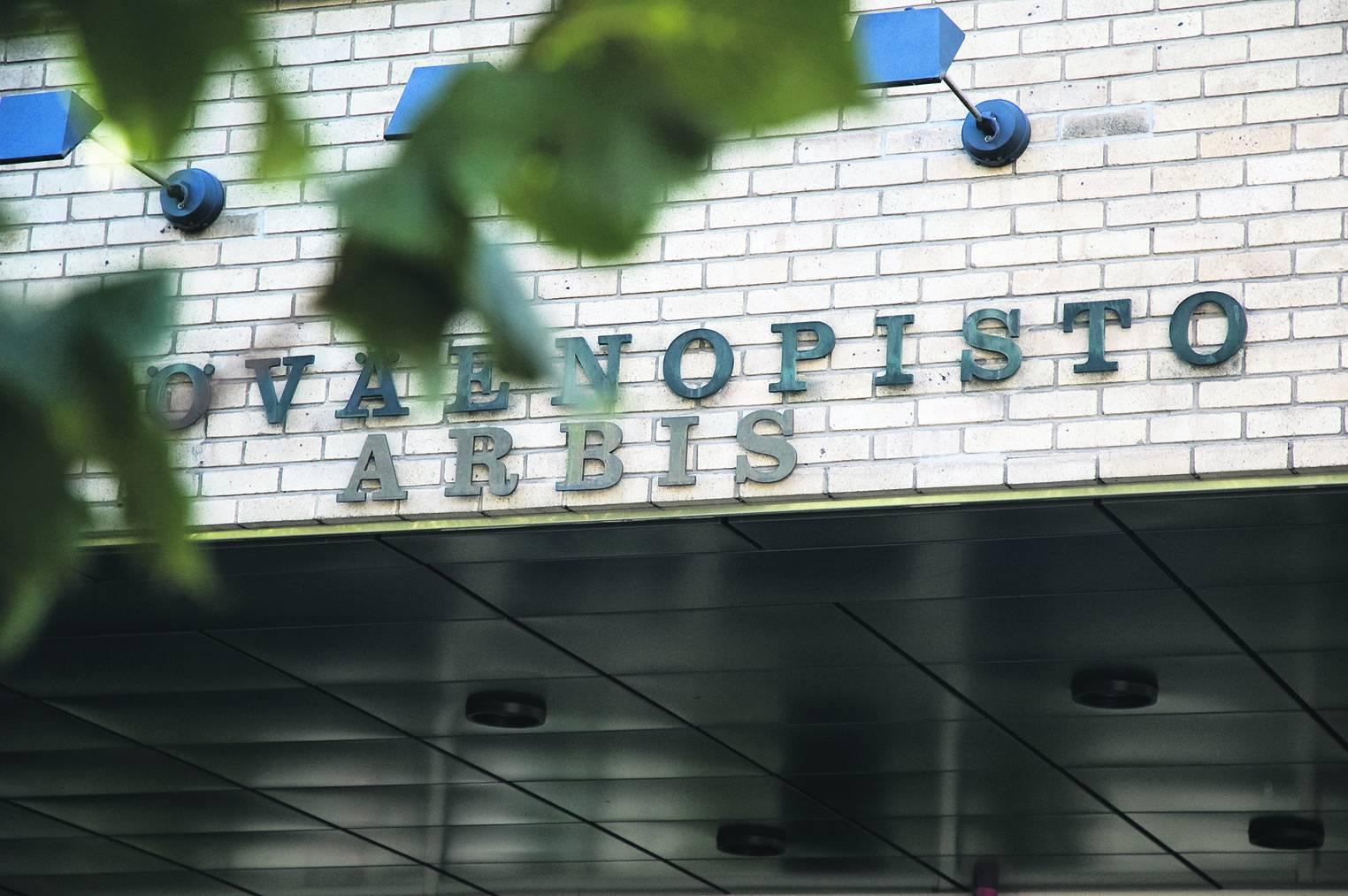 Skylt med texten "työväenopisto arbis"