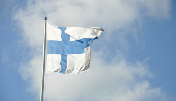 finlands flagga, vit med blått kors, vajar i vinden