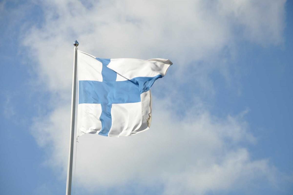 finlands flagga, vit med blått kors, vajar i vinden