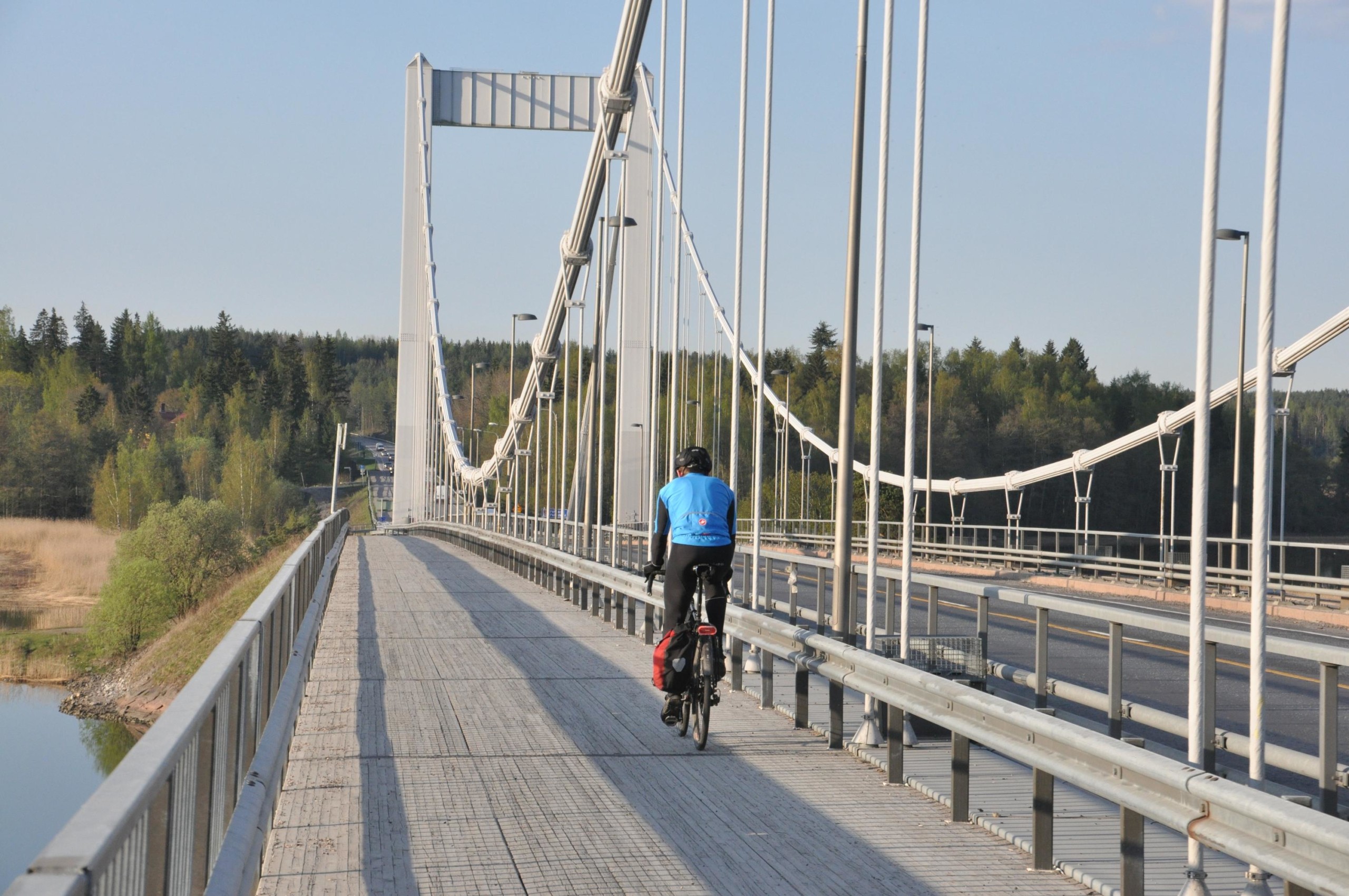 EN cyklist på en stor bro.