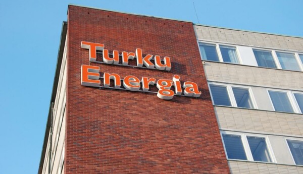 Ett tegelhus med texten Turku Energia.