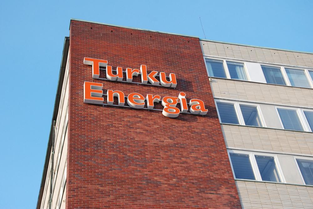 Ett tegelhus med texten Turku Energia.