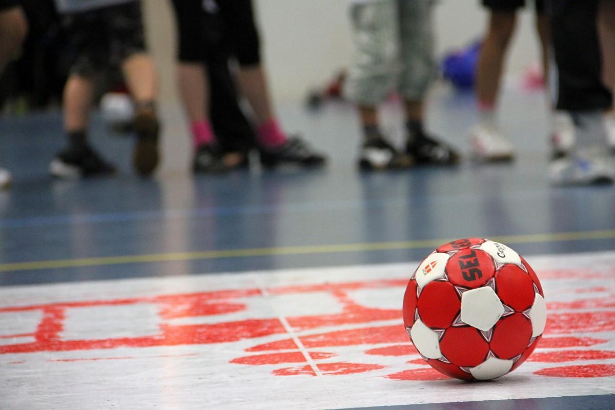 En handboll ligger på spelplanen.