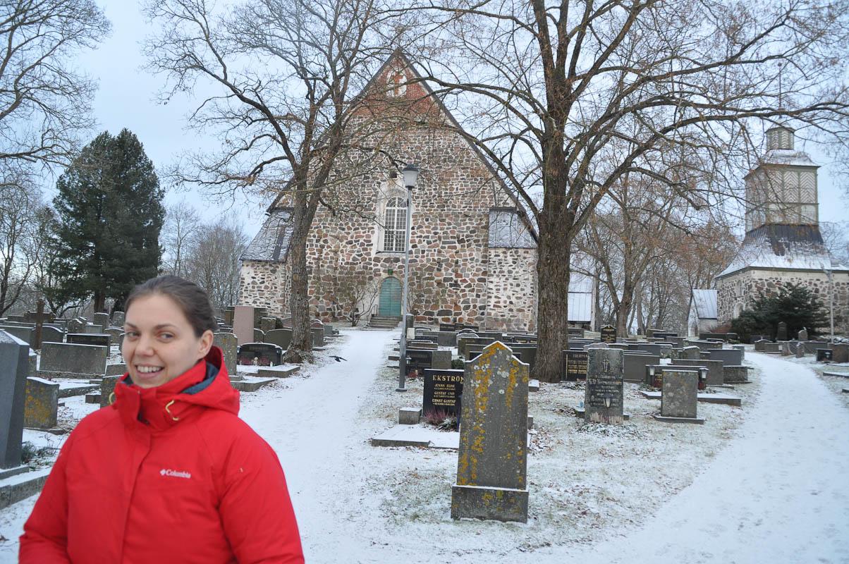 Kvinna står framför kyrka