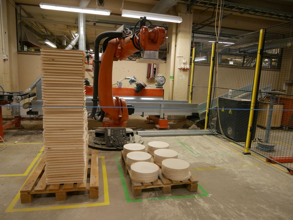 Full sving. En av fabrikens robotar.