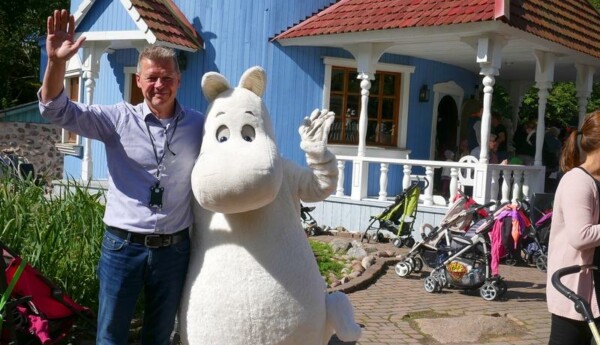 Man och mumintroll i muminpark