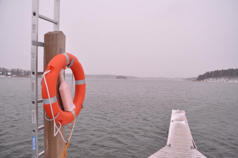 Havet, en bygga och en livboj