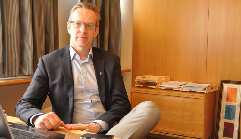 en man i en stol