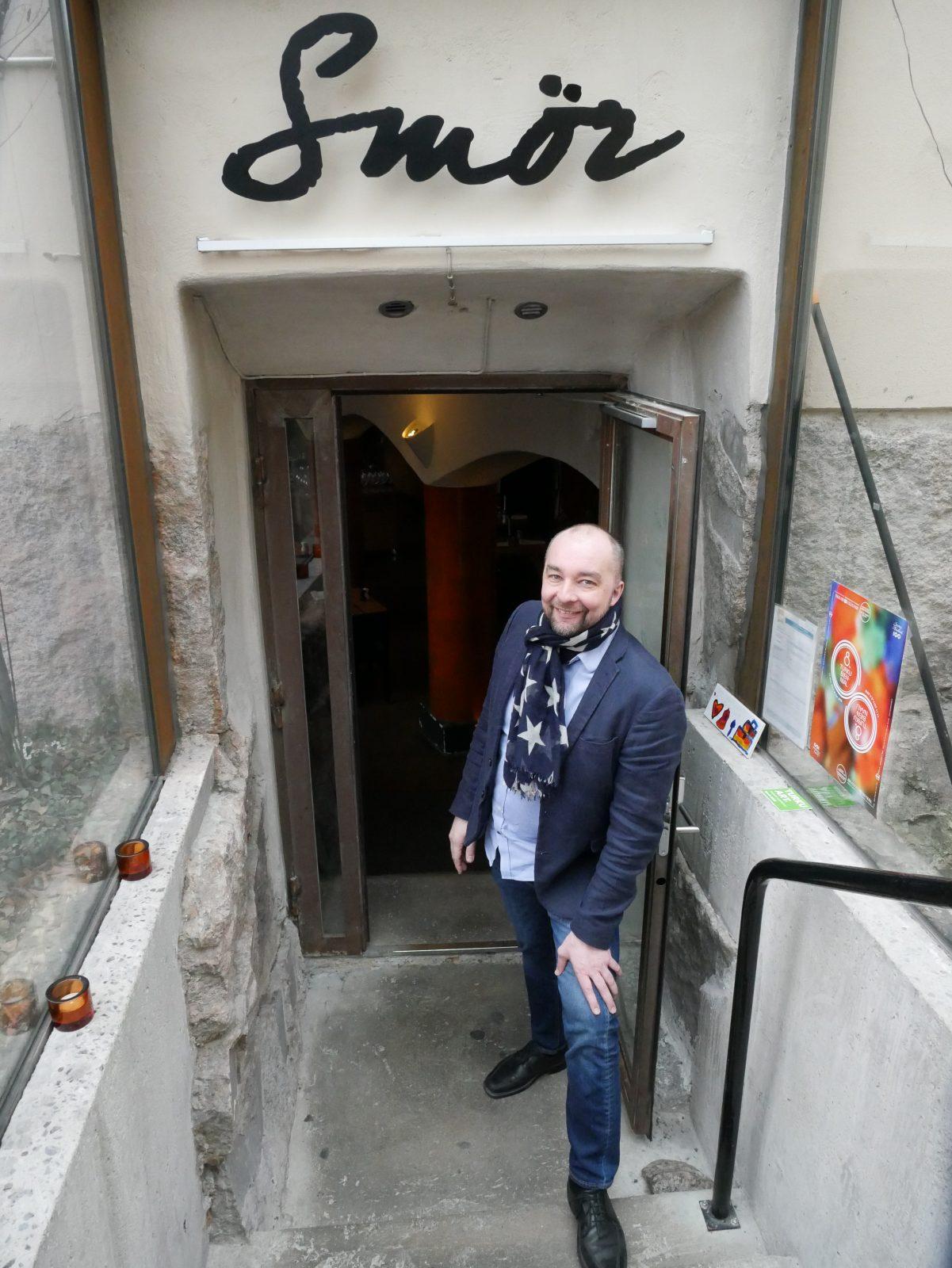 man vid restaurangingång