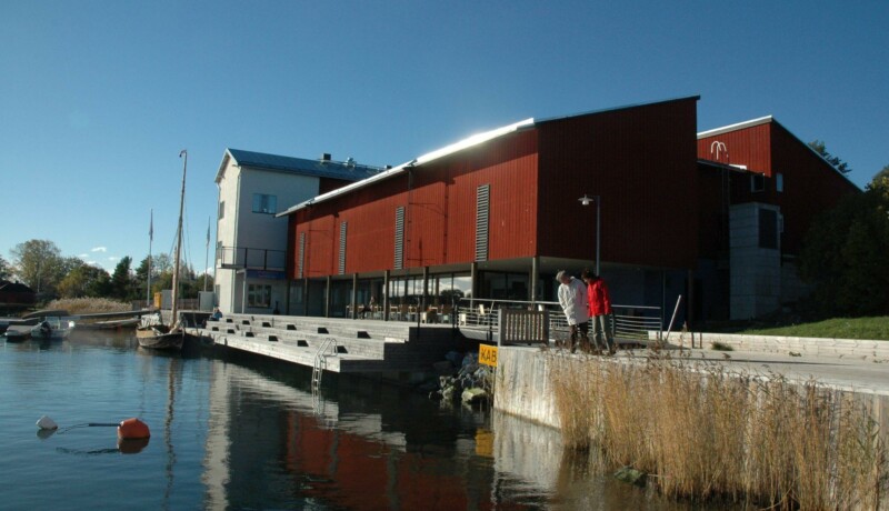 Ett rött hus och en brygga.