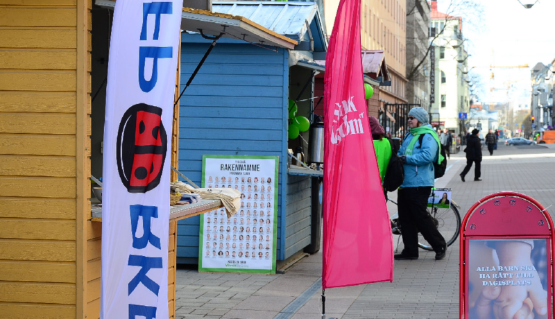 plakat och flaggor på torg