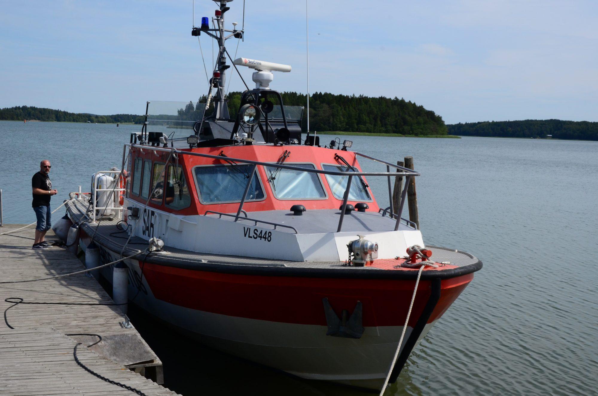 Räddningsbåt vid brygga.