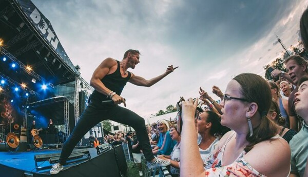 Artisten lauri tähkä uppträder inför en publik på festivalen DBTL