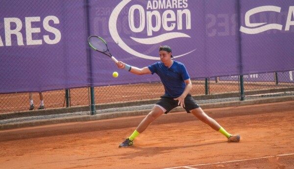 man spelar tennis