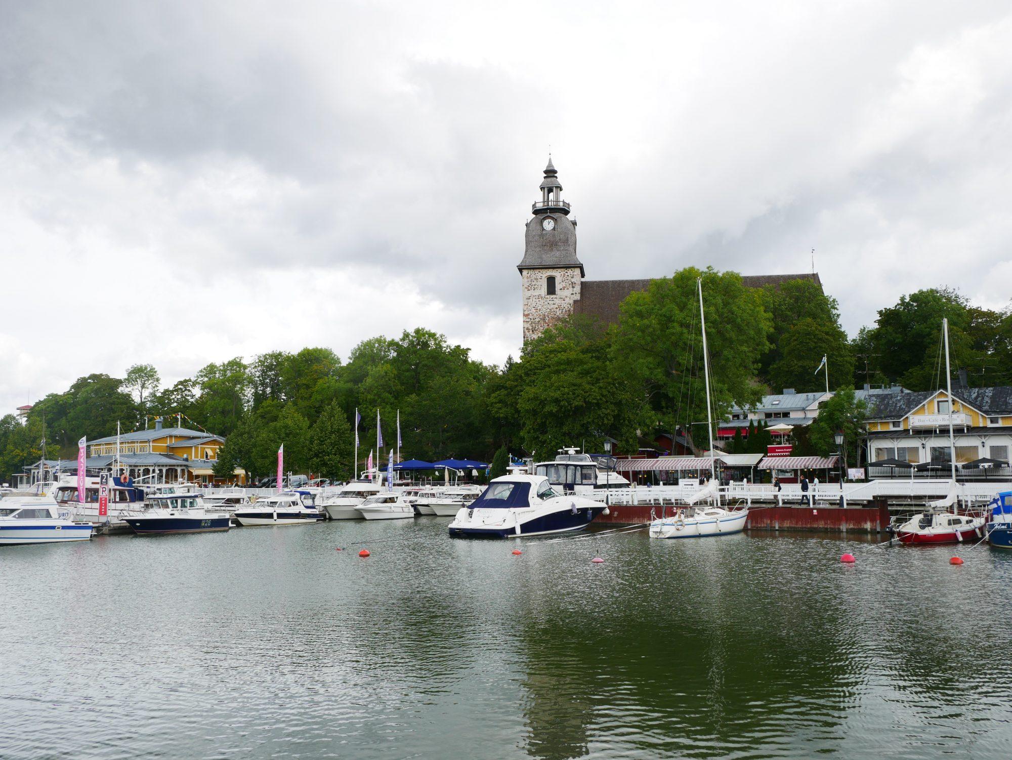 En vy över Nådendal där gästhamnen och kyrkan syns.