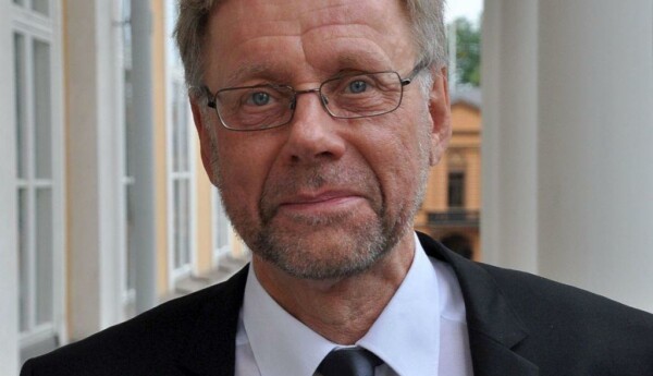 En kostymklädd man.