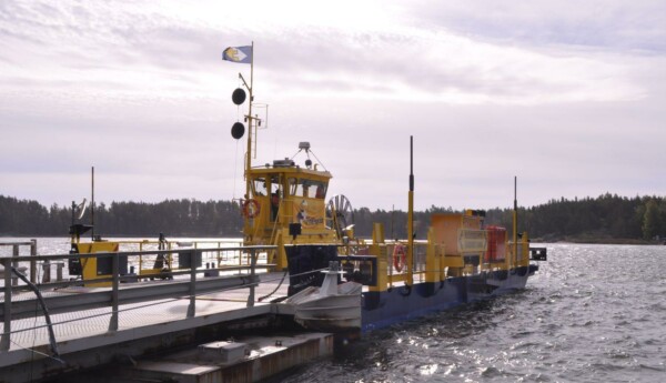 landsvägsfärja vid en hamn