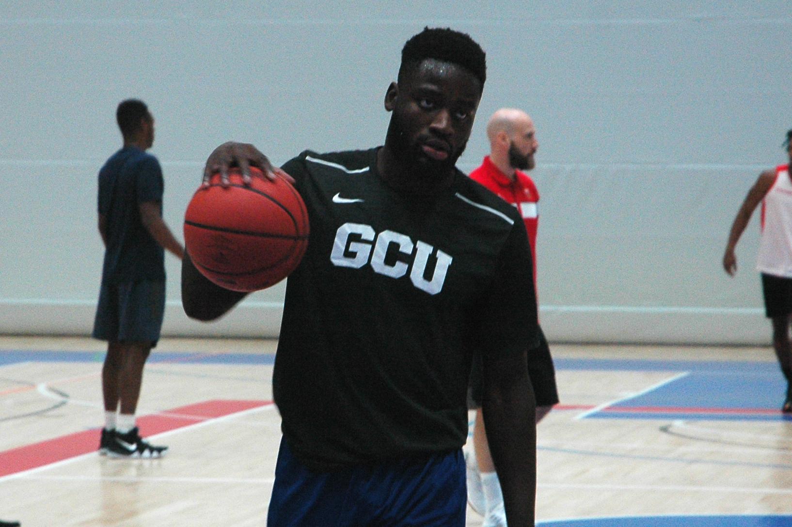 Fiifi Aidoo med basketboll.