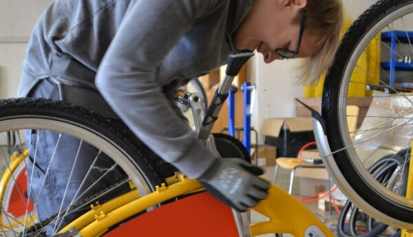 en man fixar en cykel