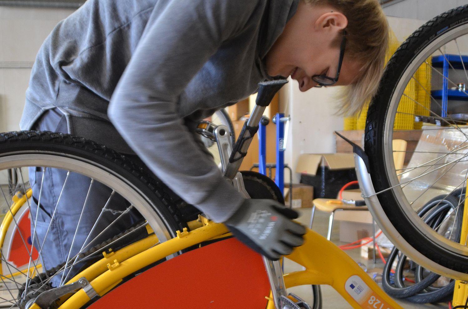 en man fixar en cykel
