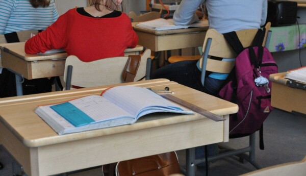 bok på pulpet i klassrum