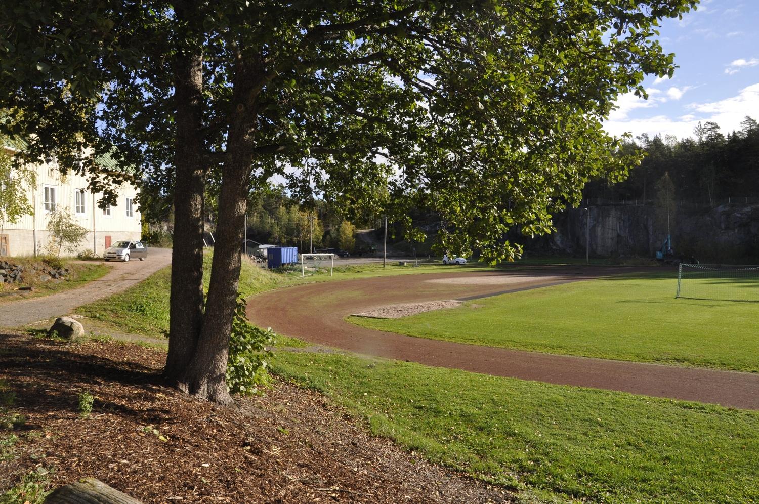 Park med grönt gräs.