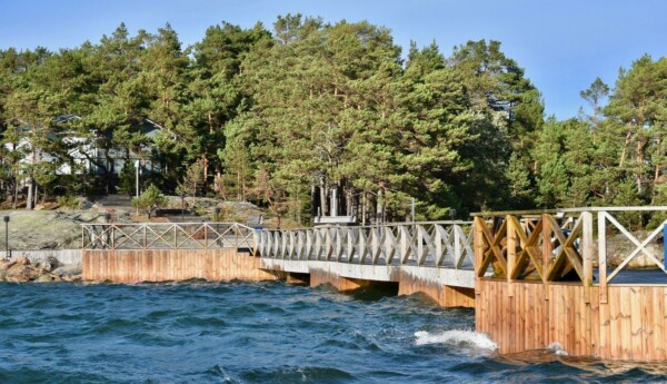 en brygga i skärgården