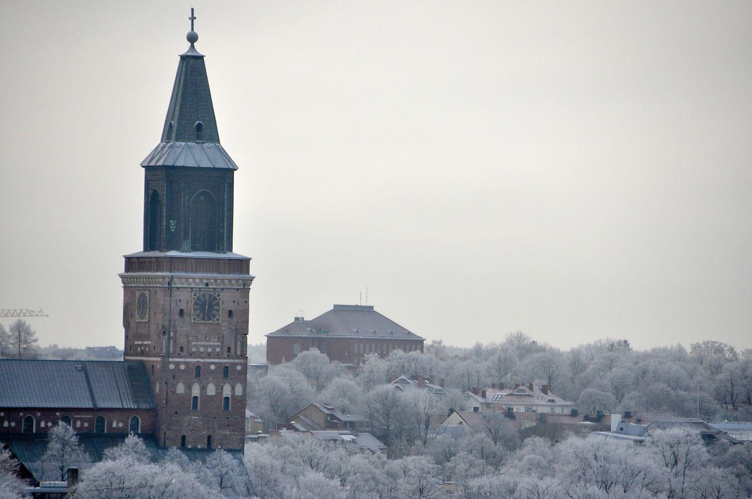 En kyrka med rimfrost på träden.