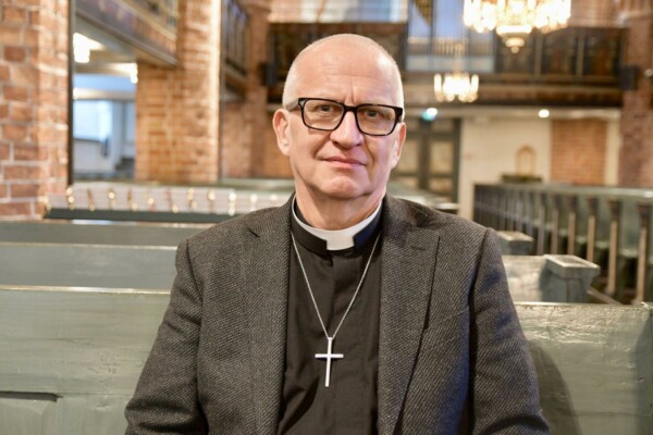 en präst i en kyrka