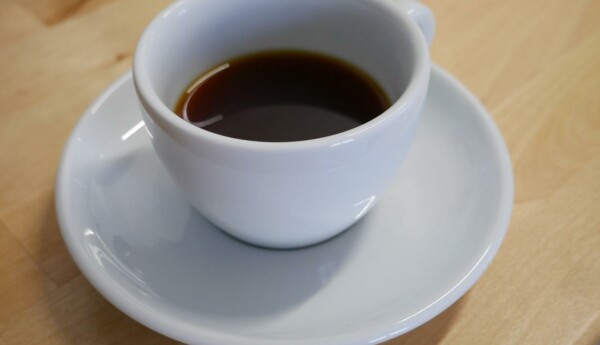 En kaffekopp med kaffe.