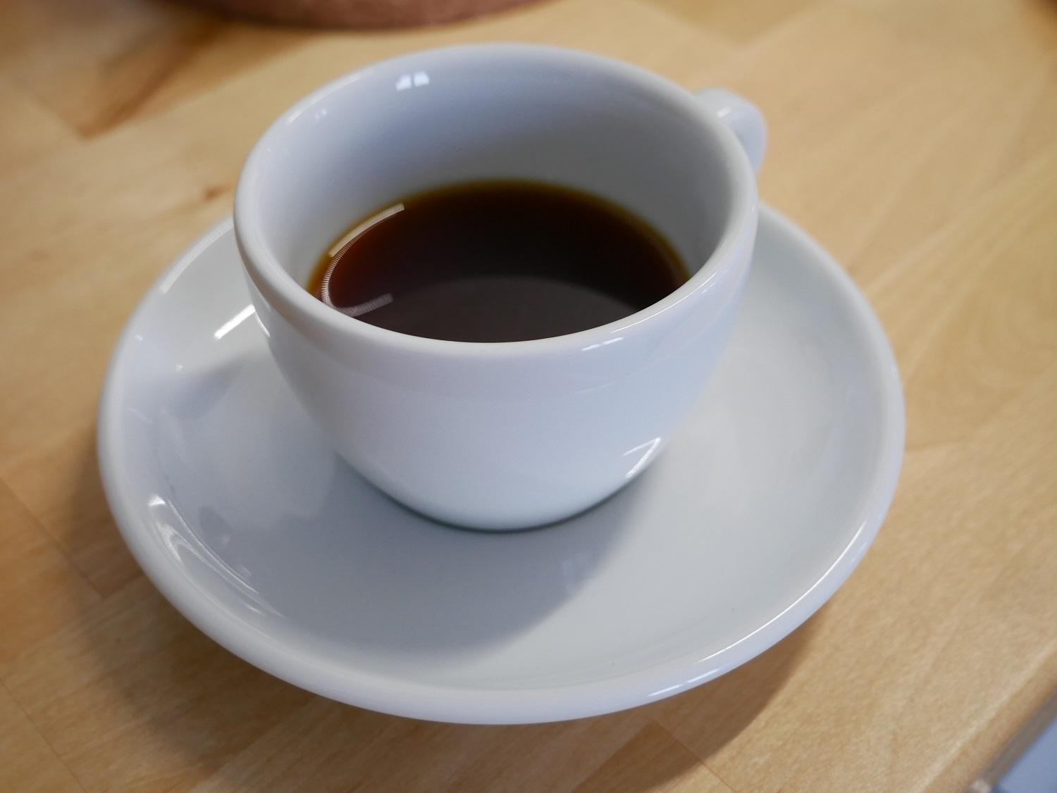 En kaffekopp med kaffe.