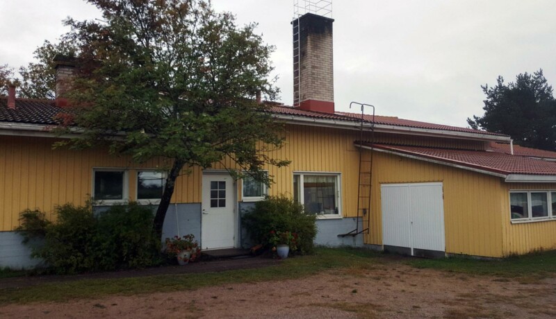 lågt trähus i gult