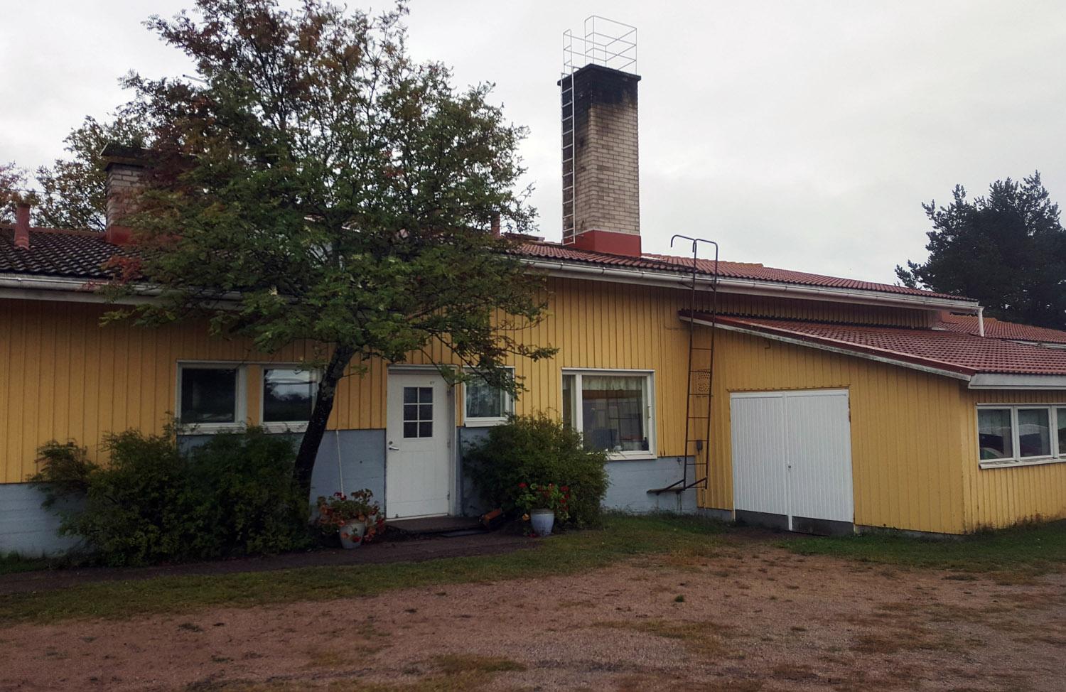 lågt trähus i gult