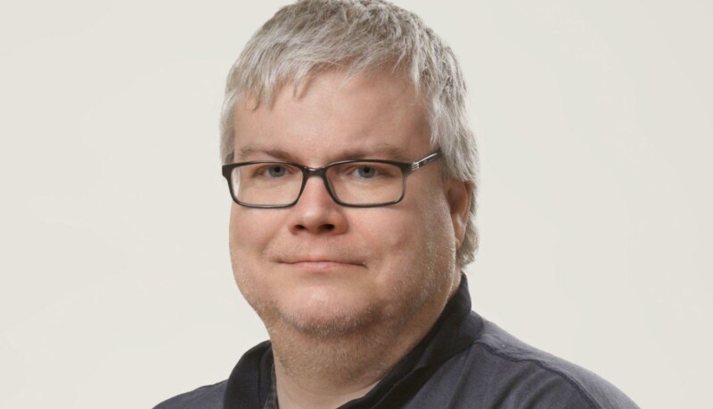 Porträtt av en man med glasögon.