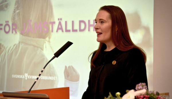 Kvinna talar i mikrofron