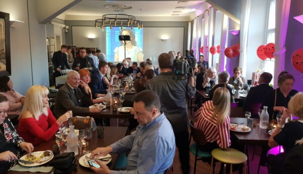 Människor sitter på en restaurang.