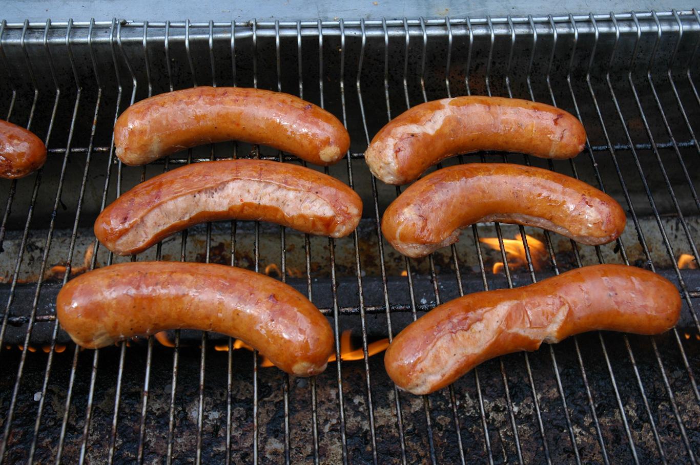 Korvar på en grill.