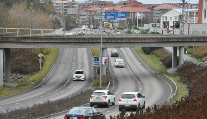 Helsingforsgatan i Åbo, i förgrunden ses bilar som kör längs gatan