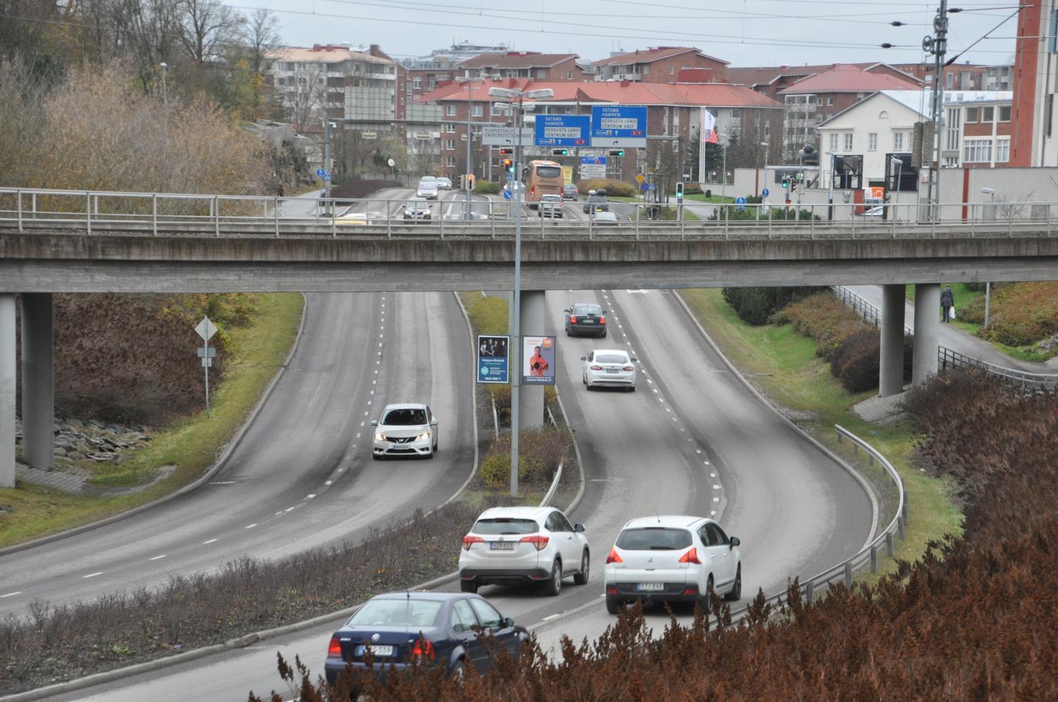 Helsingforsgatan i Åbo, i förgrunden ses bilar som kör längs gatan