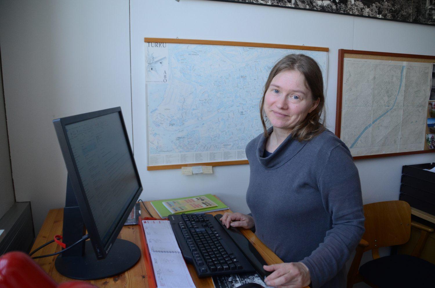 Kvinna vid ett skrivbord med dator.