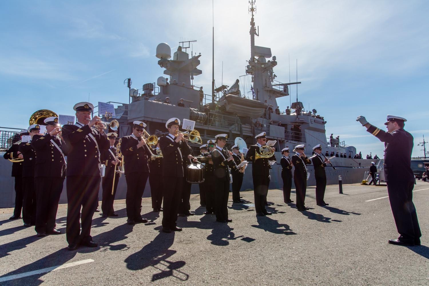 Arméorkester på en kaj framför ett fartyg