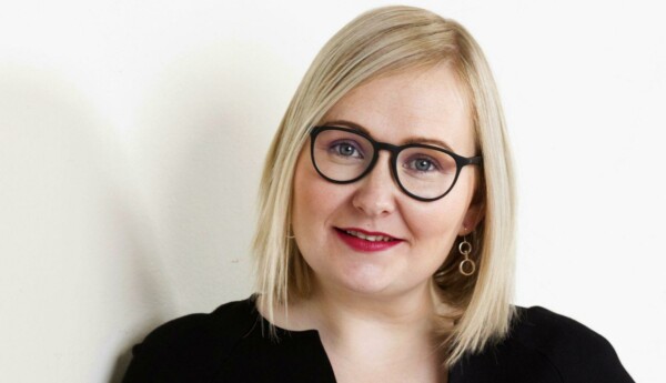 Blond kvinna med glasögon