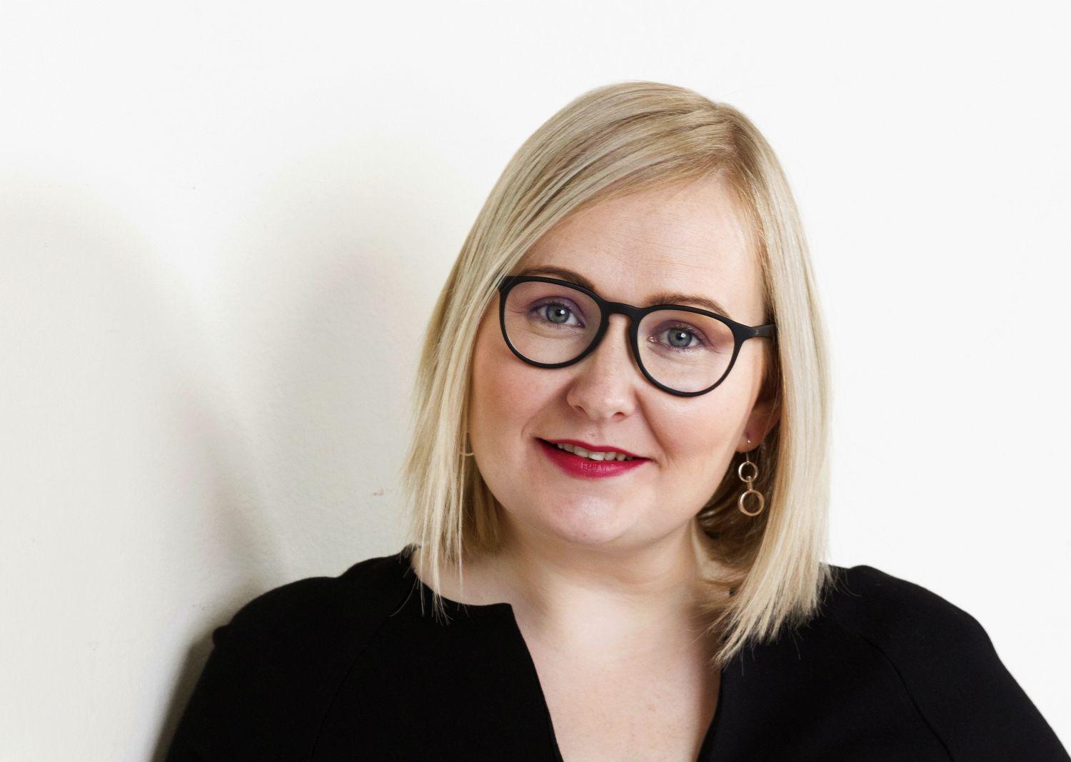 Blond kvinna med glasögon