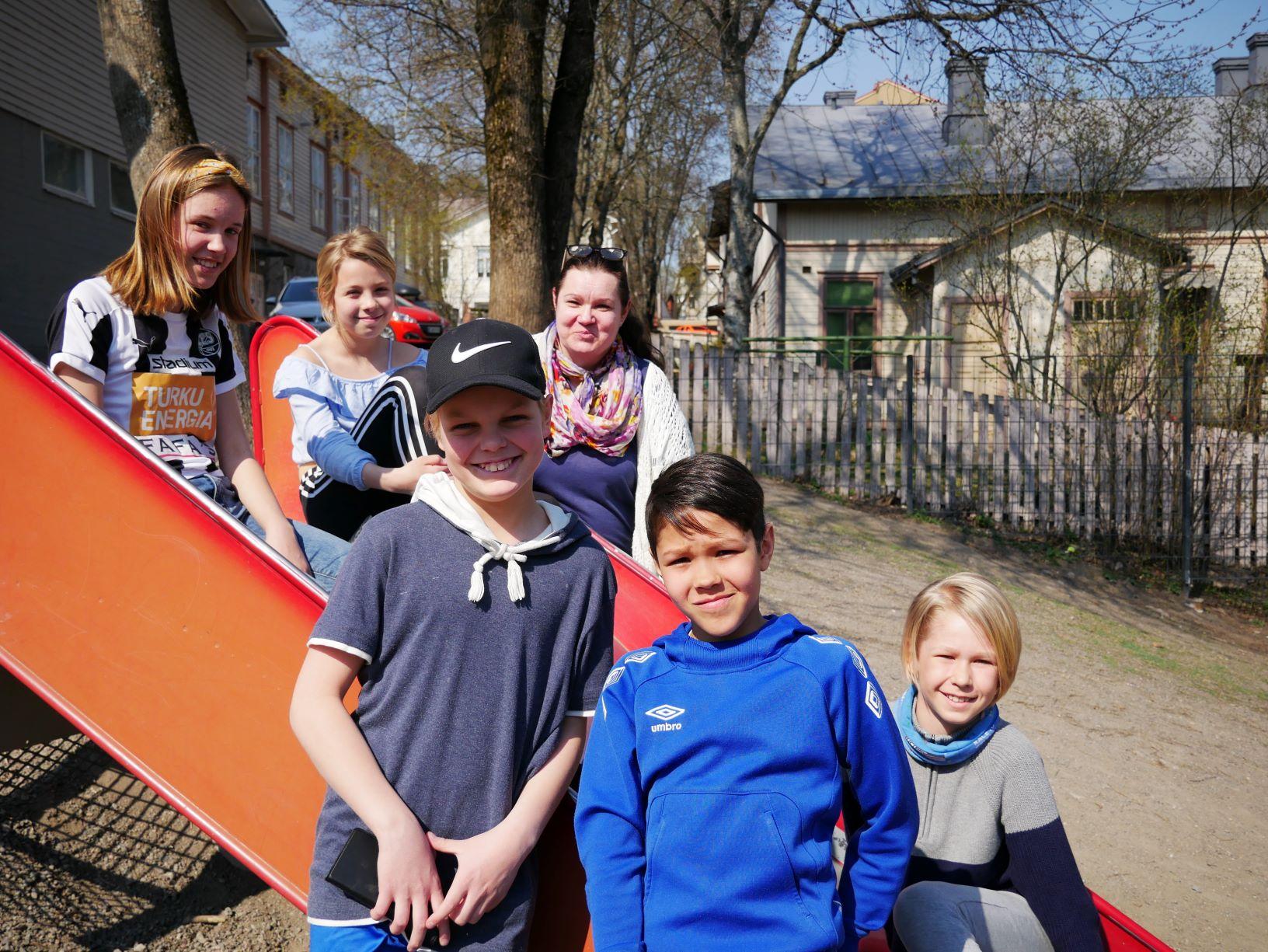 (Bakre raden) Mette Vilppu, Julia Sundqvist, Maria Nylund, (främre raden) Oscar Neovius, Amilcar Jungar och Emil Krogell.