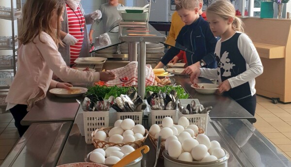 Barn och vuxna vid buffetbord